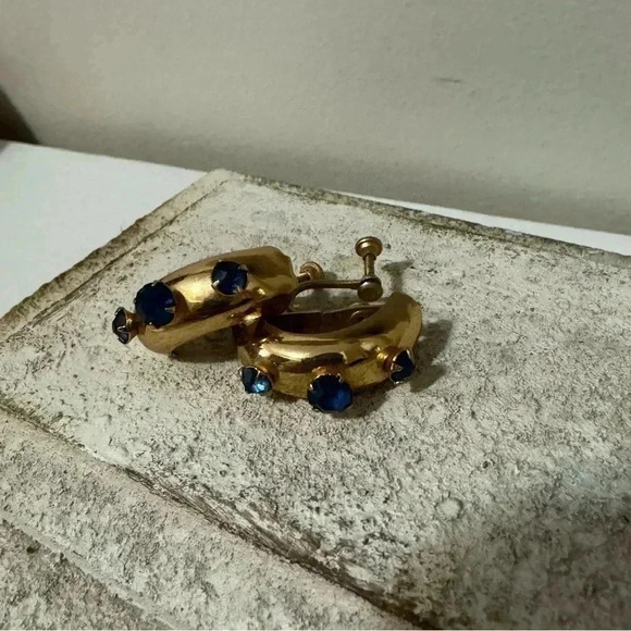 Vintage  Coro gold tone blue gem screw back earrings - Picture 6 of 9